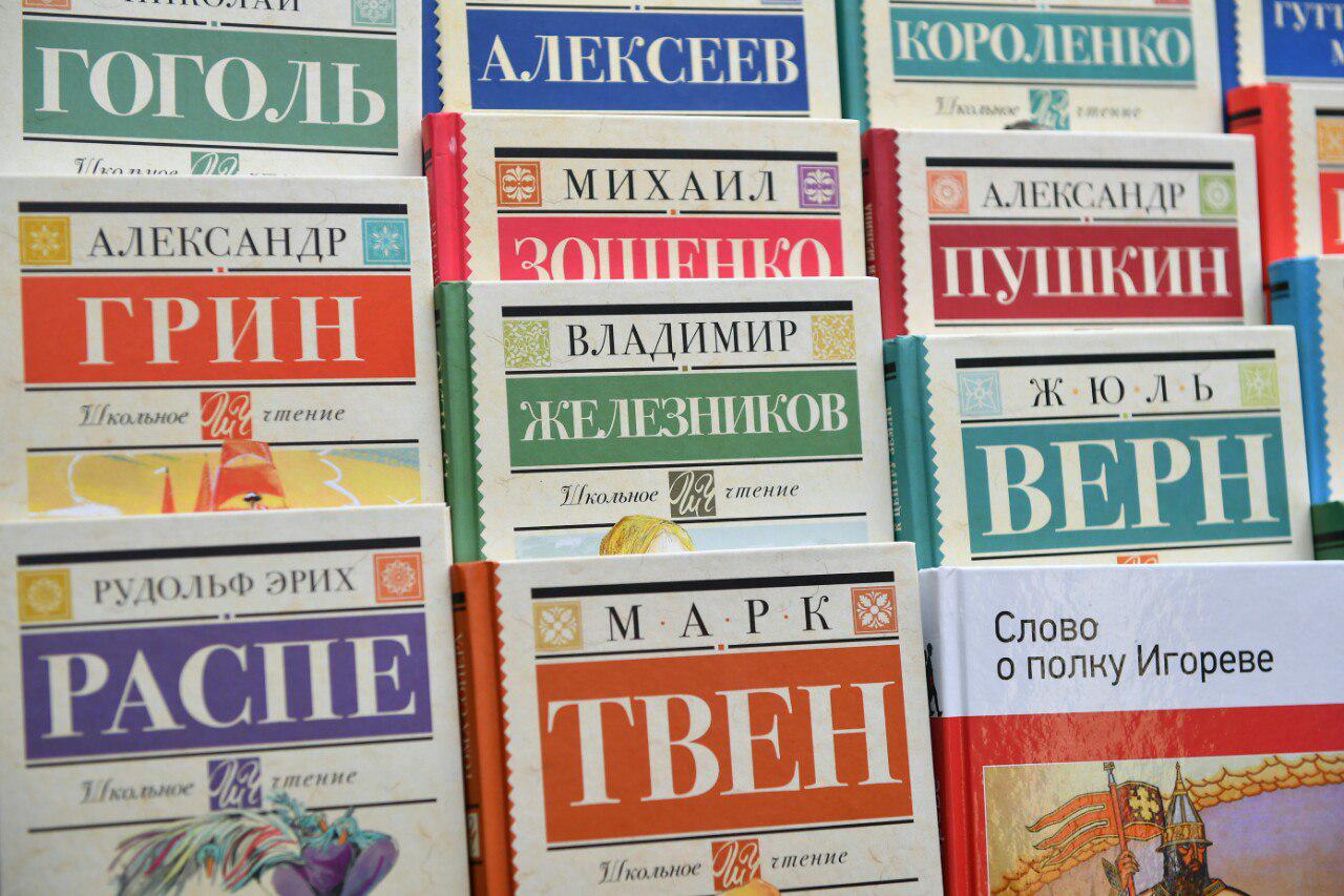 Благотворители передали 100 книг школьной библиотеке в Олонце