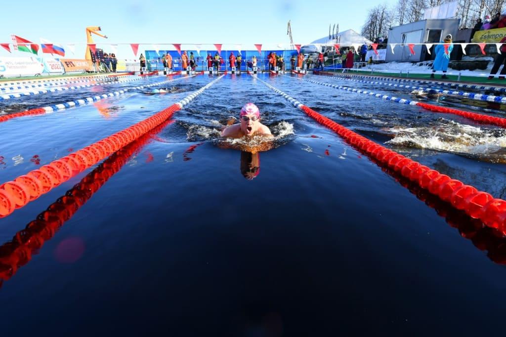 В столице Карелии стартовали международные соревнования по зимнему плаванию