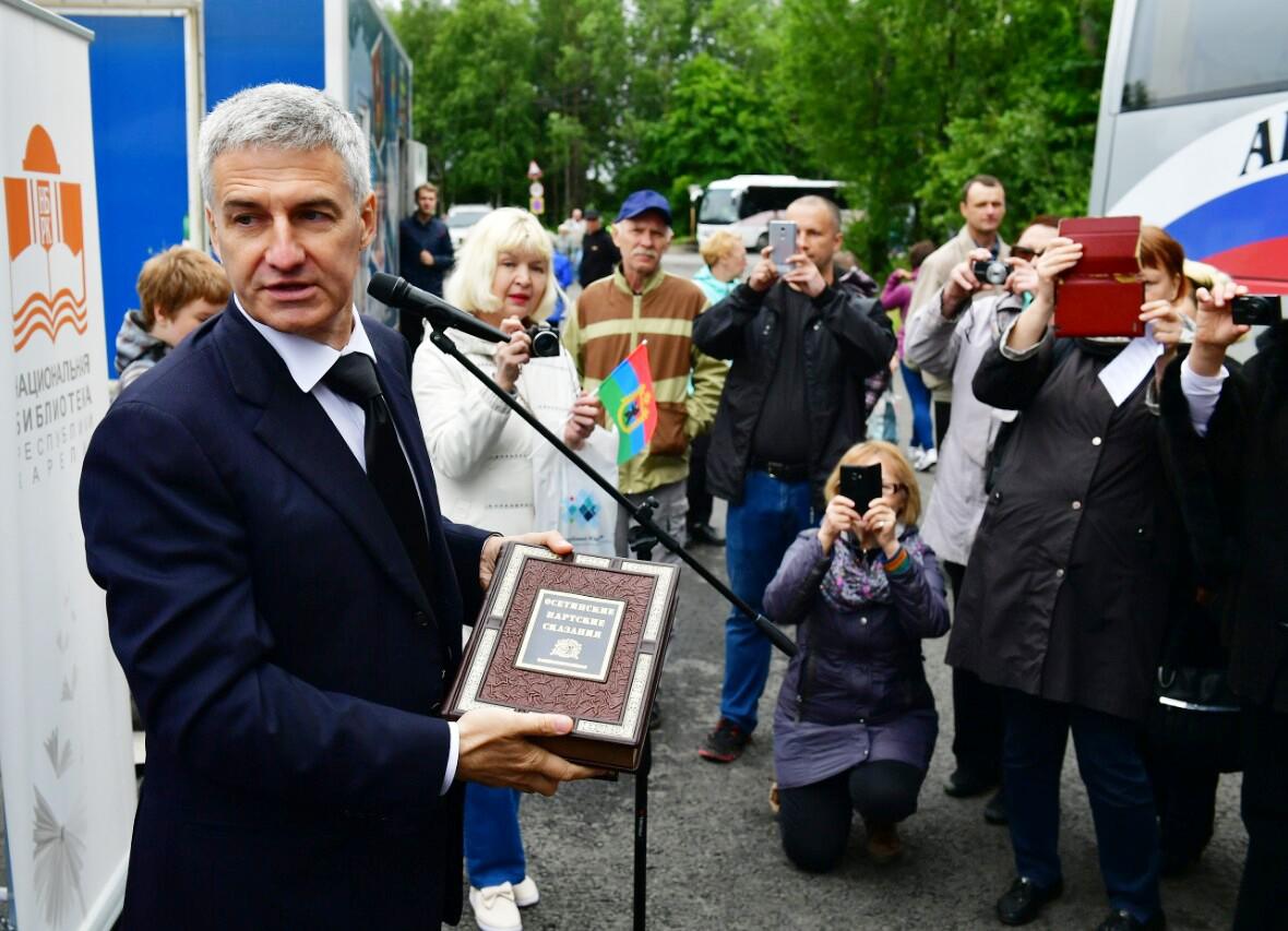 Артур Парфенчиков передал комплект книг Беломорской централизованной библиотечной системе